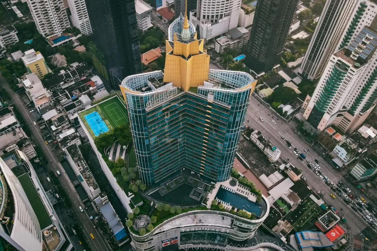 Urban Rooftop Swimming Pool and Jacuzzi with Tennis Court in Wattana Bangkok